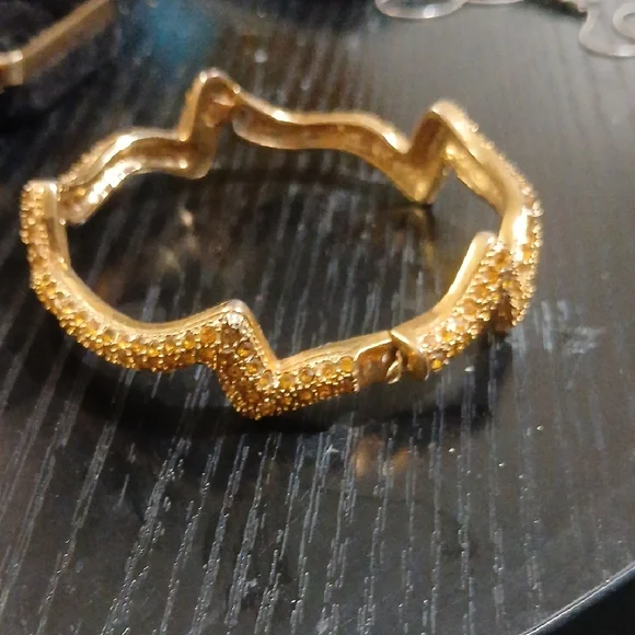 Gold Textured Star-Edge Hinged Bangle Bracelet for Women - Picture 3 of 3